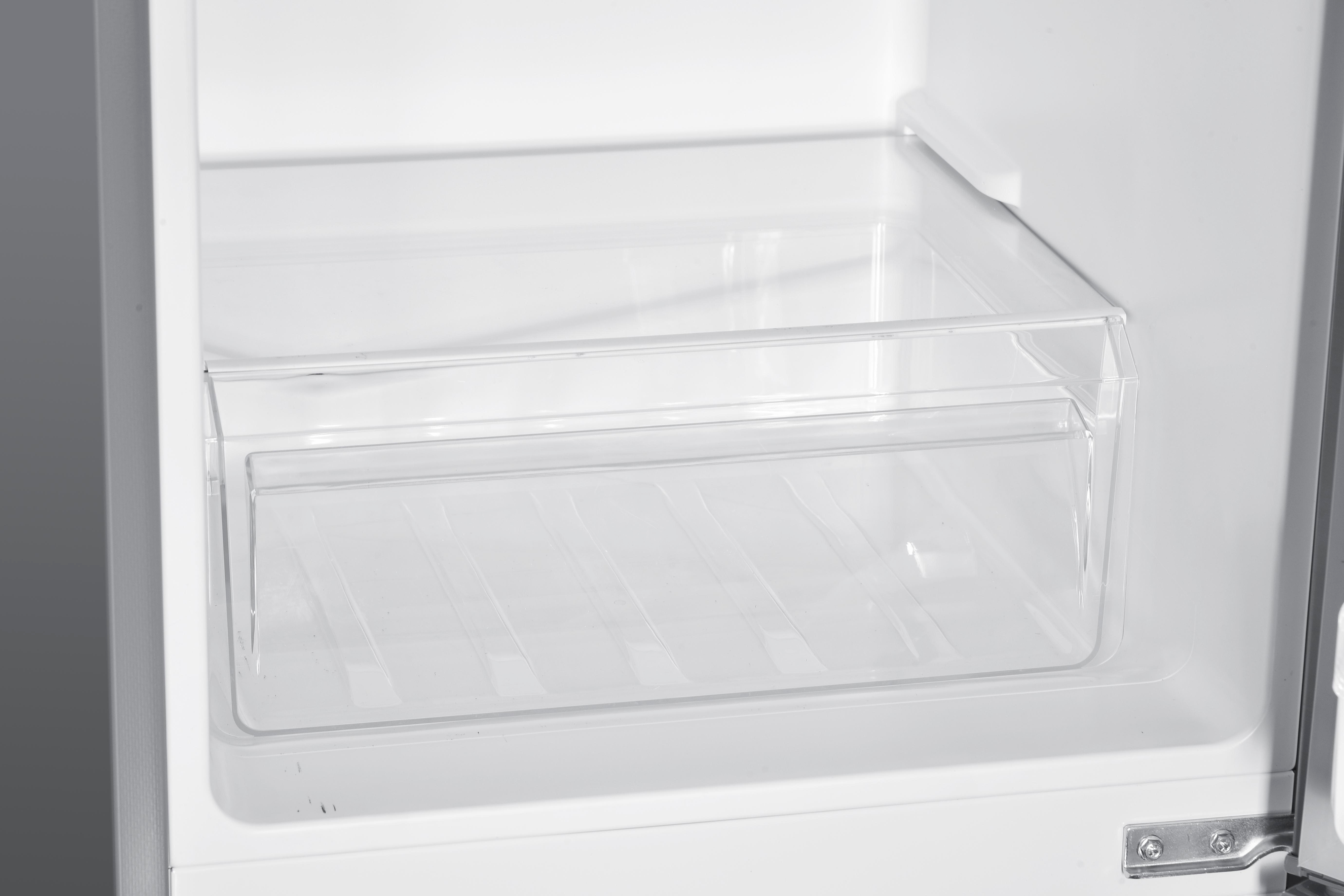 Das Innere eines weißen Kühlschranks zeigt eine durchsichtige Plastikschublade. Die Schublade ist leer.