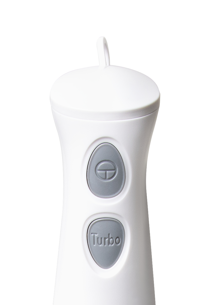 Ein weißer Handmixer mit zwei grauen Knöpfen, von denen einer mit „Turbo“ beschriftet ist. Der Hintergrund ist weiß.