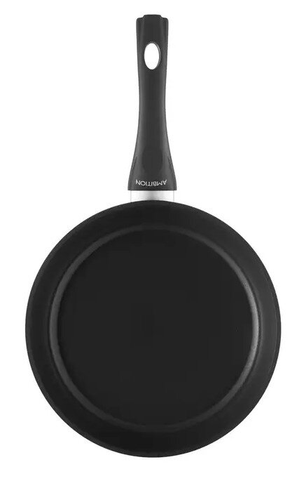 Czarna patelnia z długim uchwytem.