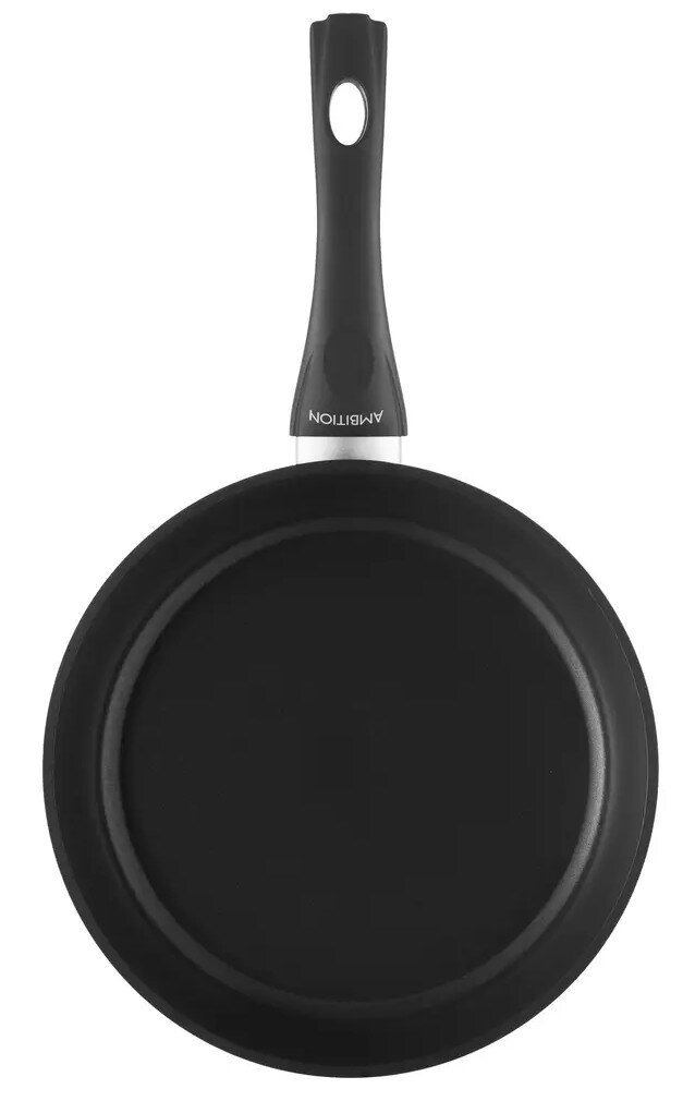 Czarna patelnia, widok z góry. Czarny uchwyt z otworem. Logo Ambition na uchwycie.