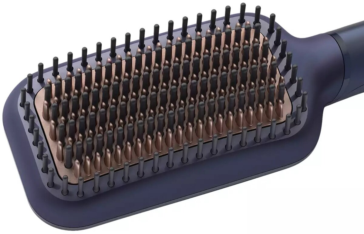 Zbliżenie na niebieską szczotkę do prostowania włosów z czarnym włosiem i złotą płytką grzewczą.