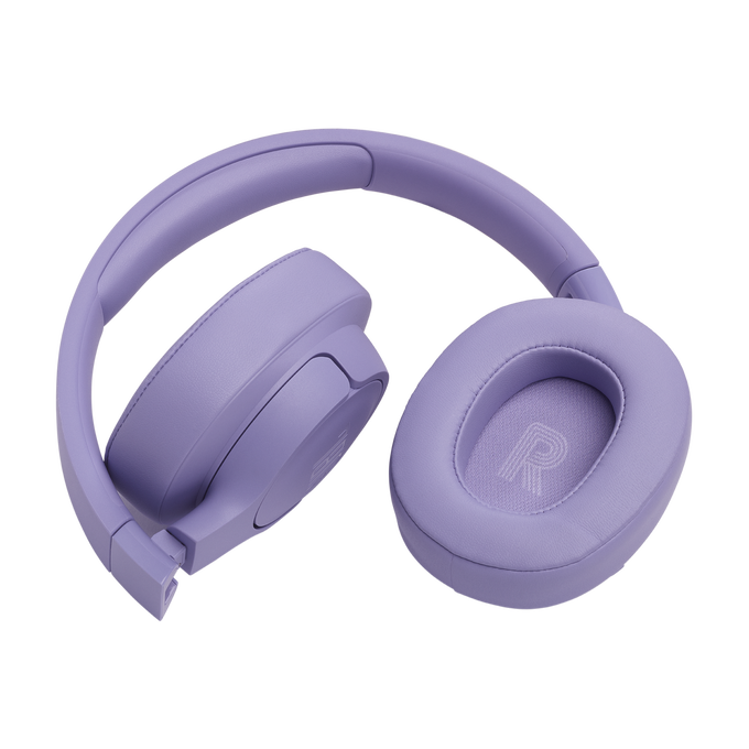 Auriculares morados plegados con la letra 'R' en el auricular. Fondo negro.