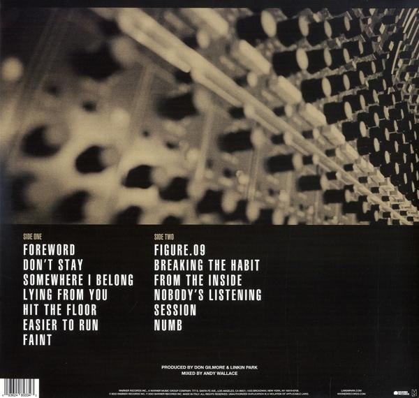 Pochette d'album avec liste des titres sur fond blanc, texte noir.