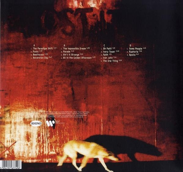 Die Rückseite einer Vinyl-Schallplatte mit Songtiteln und einer Hunde-Silhouette. Der Hintergrund ist rotbraun.