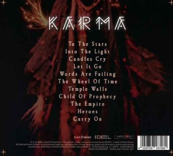 Die Rückseite des Albums KARMA, mit Songtiteln und Urheberrechtsinformationen. Der Hintergrund ist dunkel.