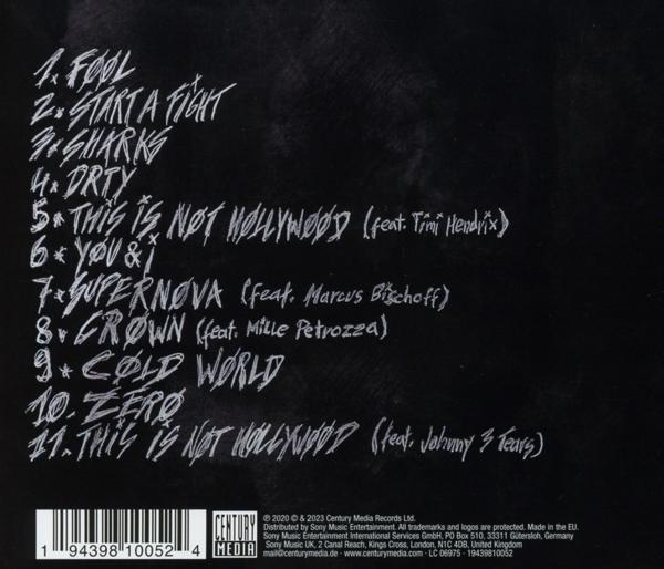 Schwarze CD mit Titelliste und Credits auf dunkler Oberfläche.