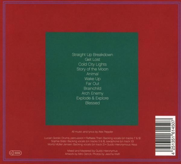 Rückseite einer CD-Hülle. Grüner Text auf rotem Hintergrund mit Songtiteln und Credits.