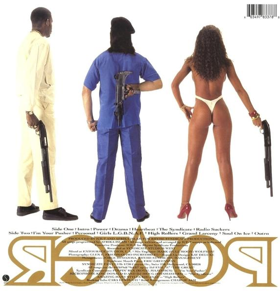 Albumcover mit drei Personen, die Waffen halten. Der Hintergrund hat Text in Englisch und anderen Sprachen.