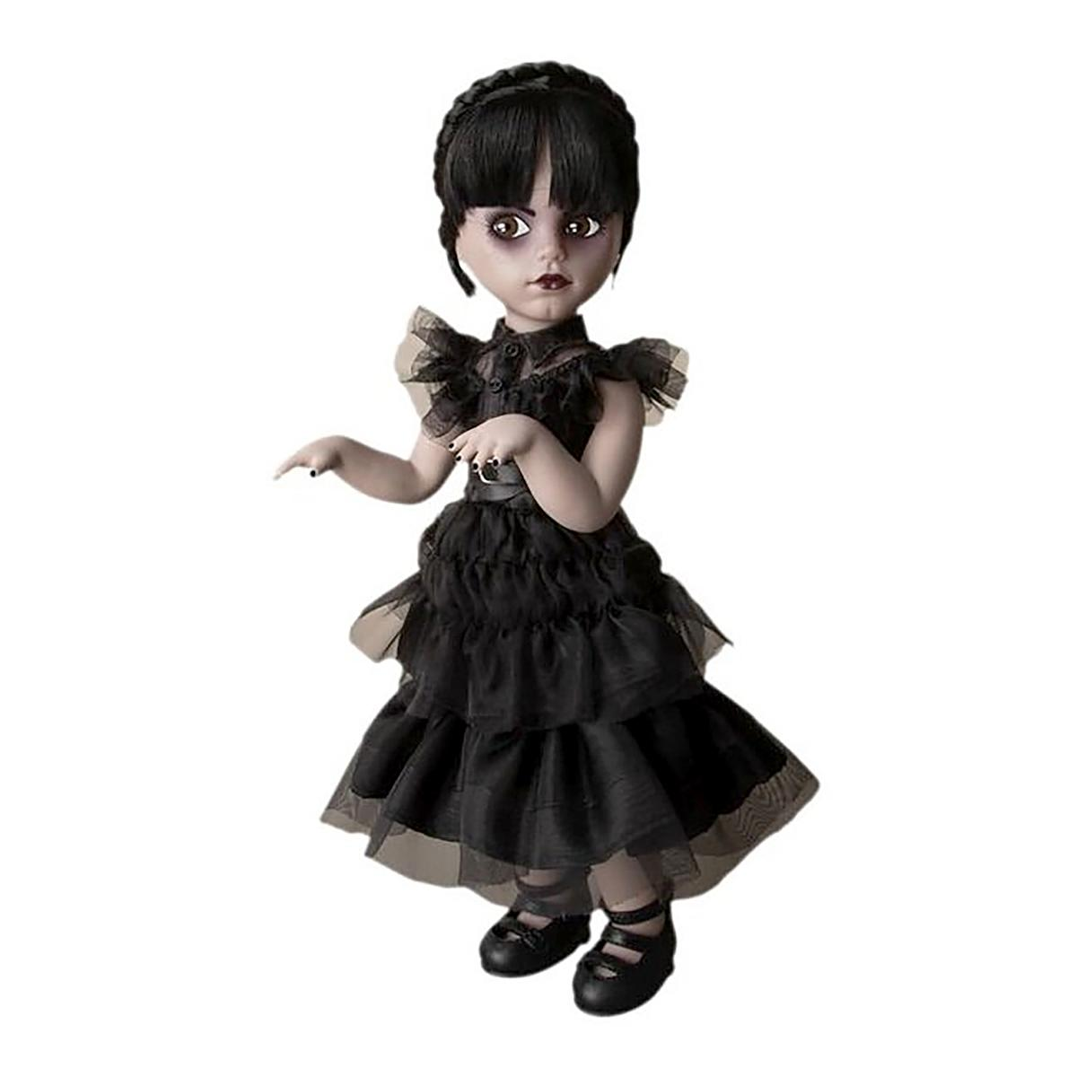 Puppe in schwarzem Kleid. Schwarze Haare und Schuhe. Blasse Haut, dunkles Augen-Make-up, weißer Hintergrund.