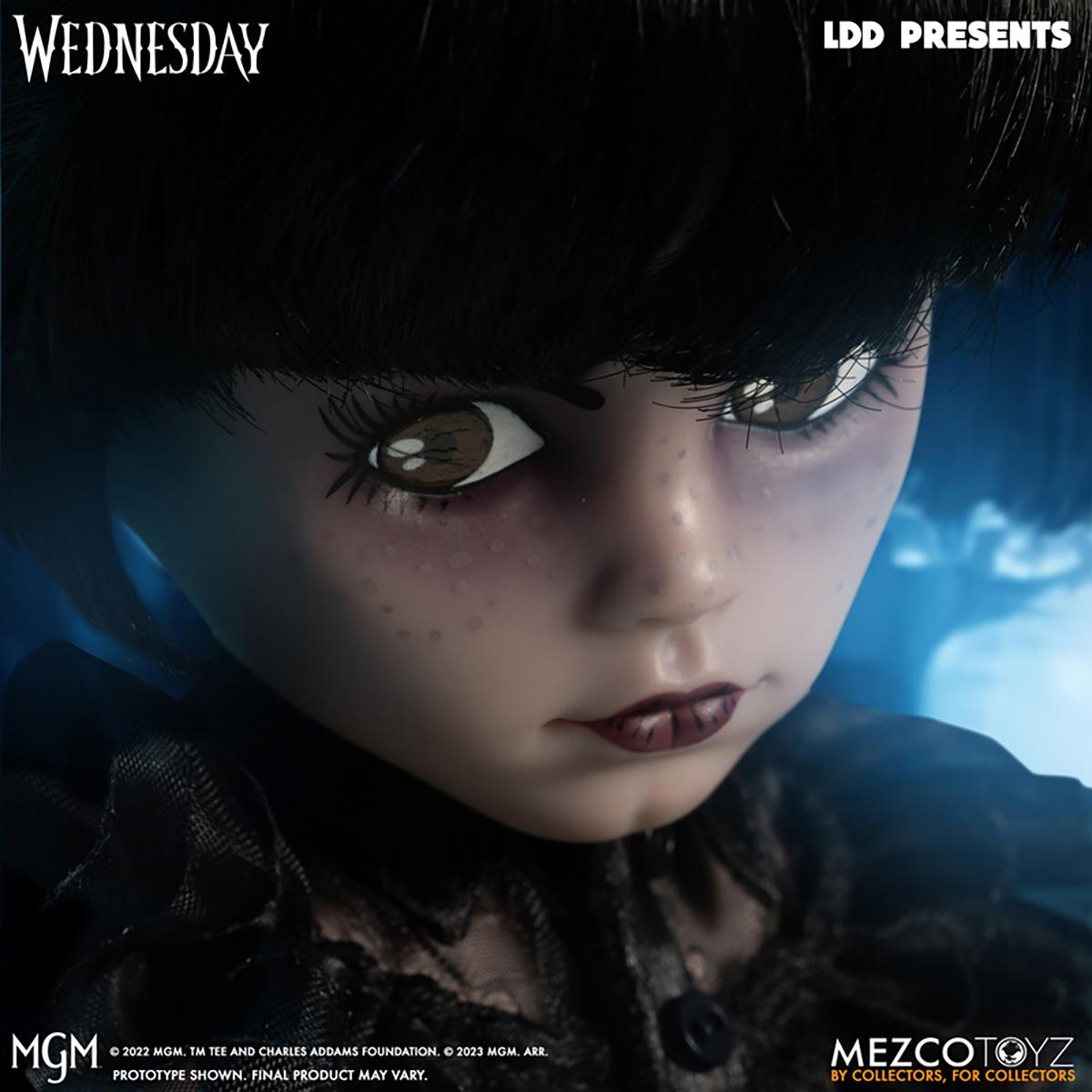 Eine Wednesday-Puppe mit dunklem Bob, heller Haut und dunklem Augen-Make-up.