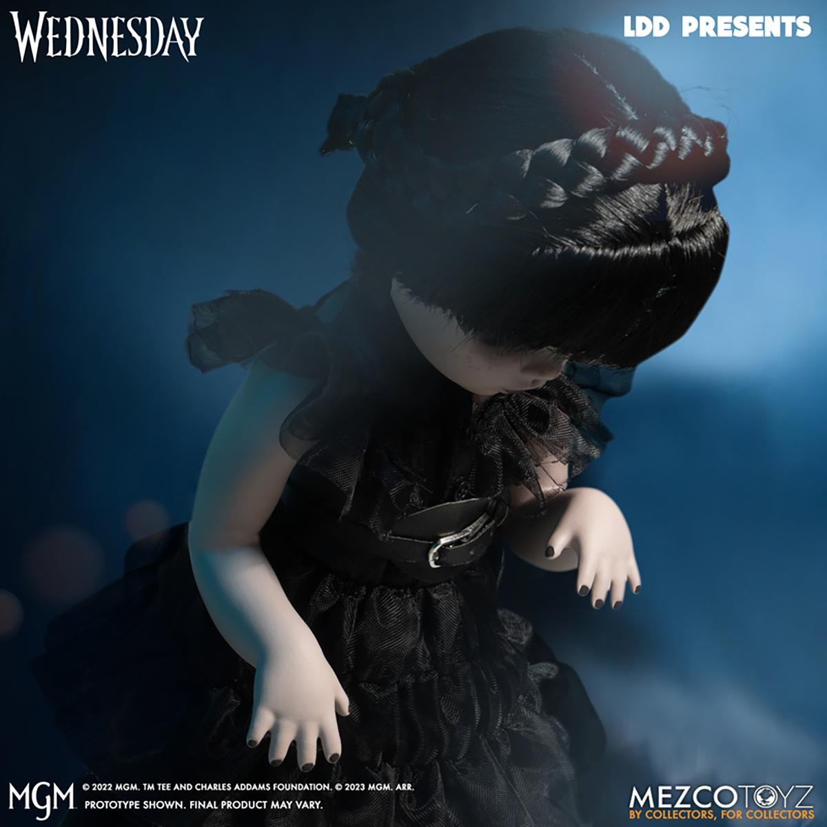 Eine Puppe von Wednesday Addams, die ein schwarzes Kleid und geflochtenes Haar trägt.