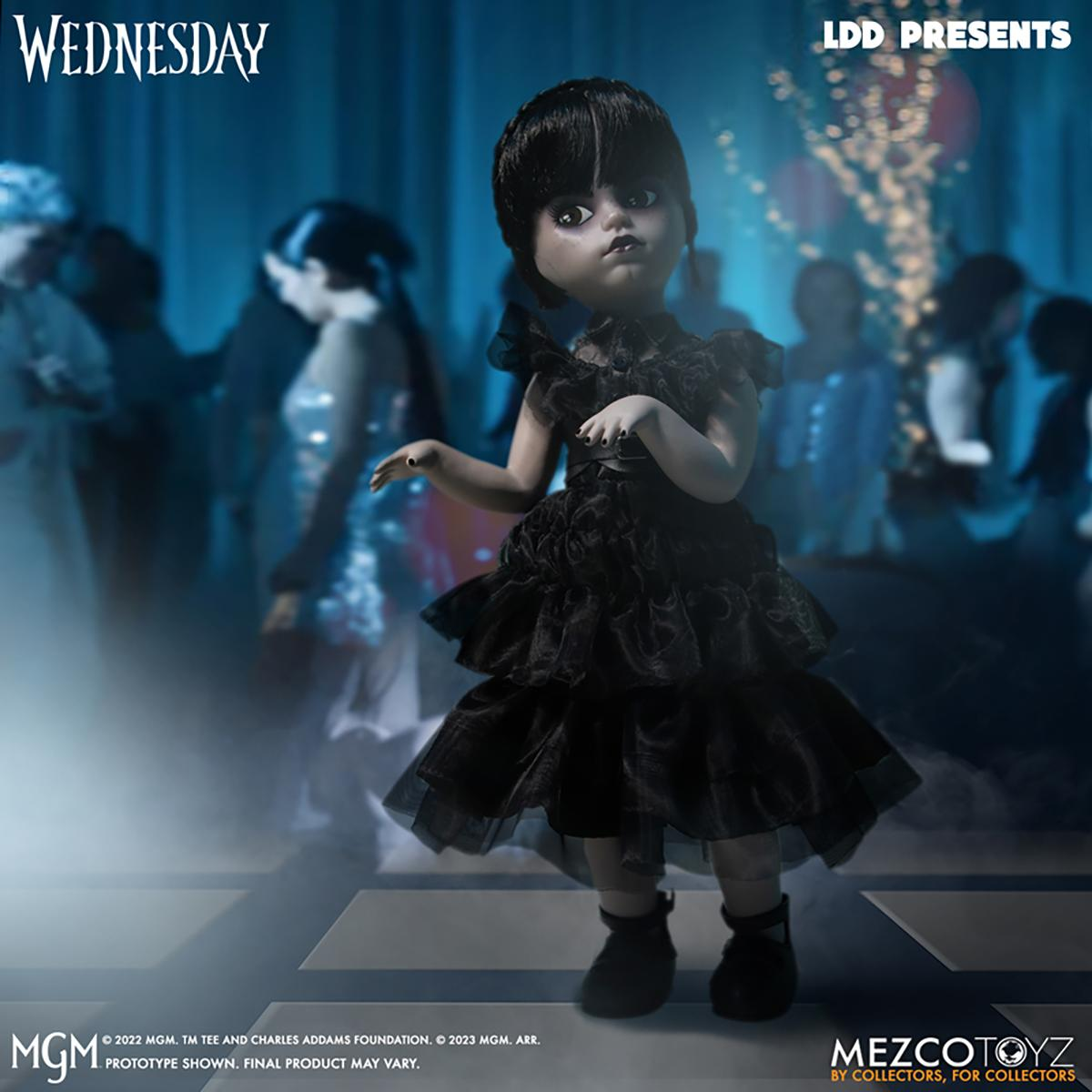 Eine Puppe von Wednesday Addams in einem schwarzen Kleid. Im Hintergrund eine Ballszene. Der Text 'Wednesday' steht oben.