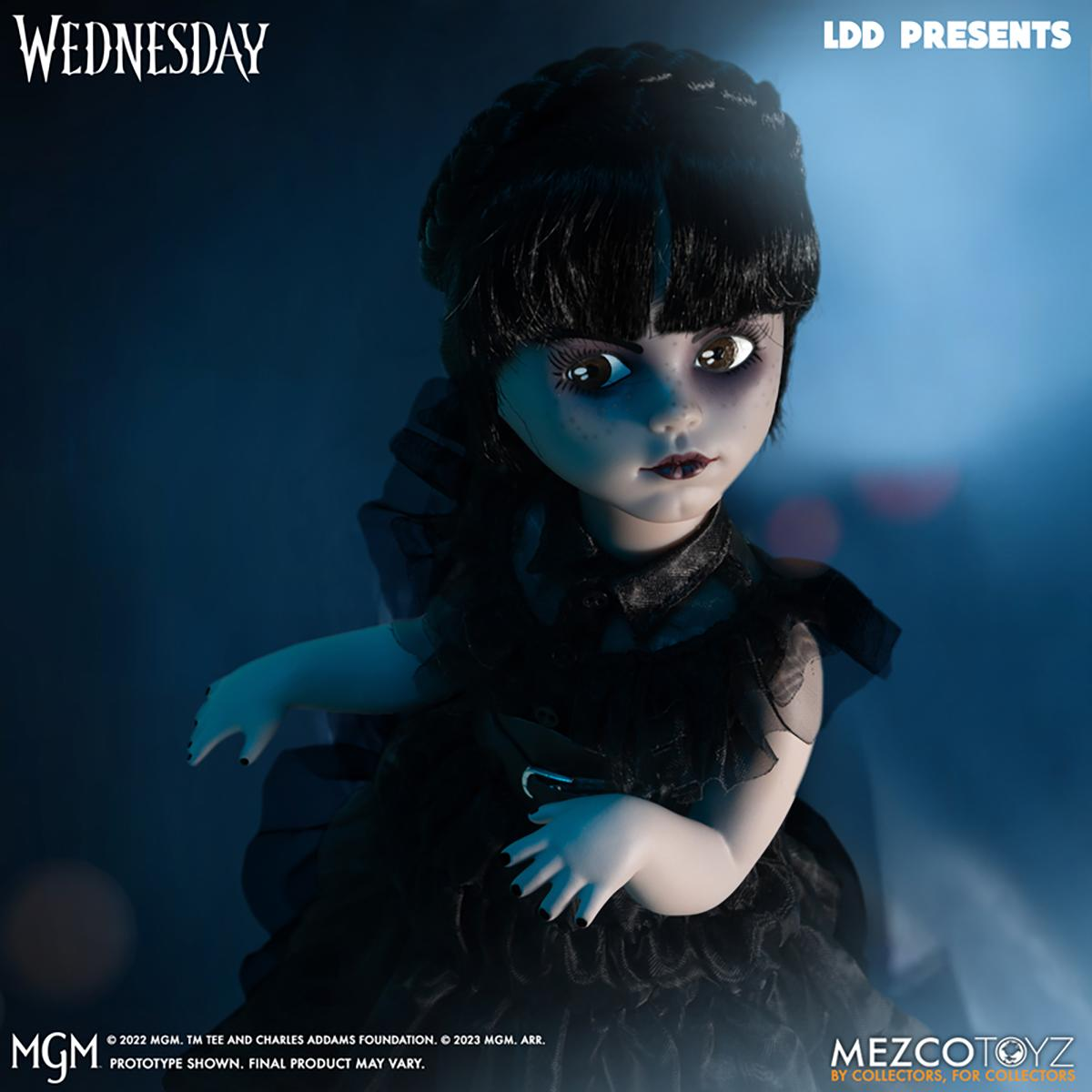 Puppe von Wednesday Addams in einem schwarzen Kleid, mit dunklem Hintergrund.