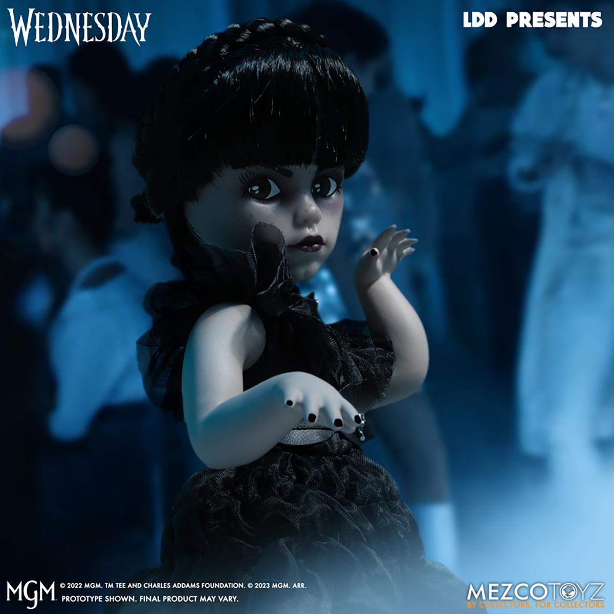 Wednesday Addams Puppe. Schwarzes Kleid, helle Haut, dunkles Haar. LDD Presents Logo sichtbar.