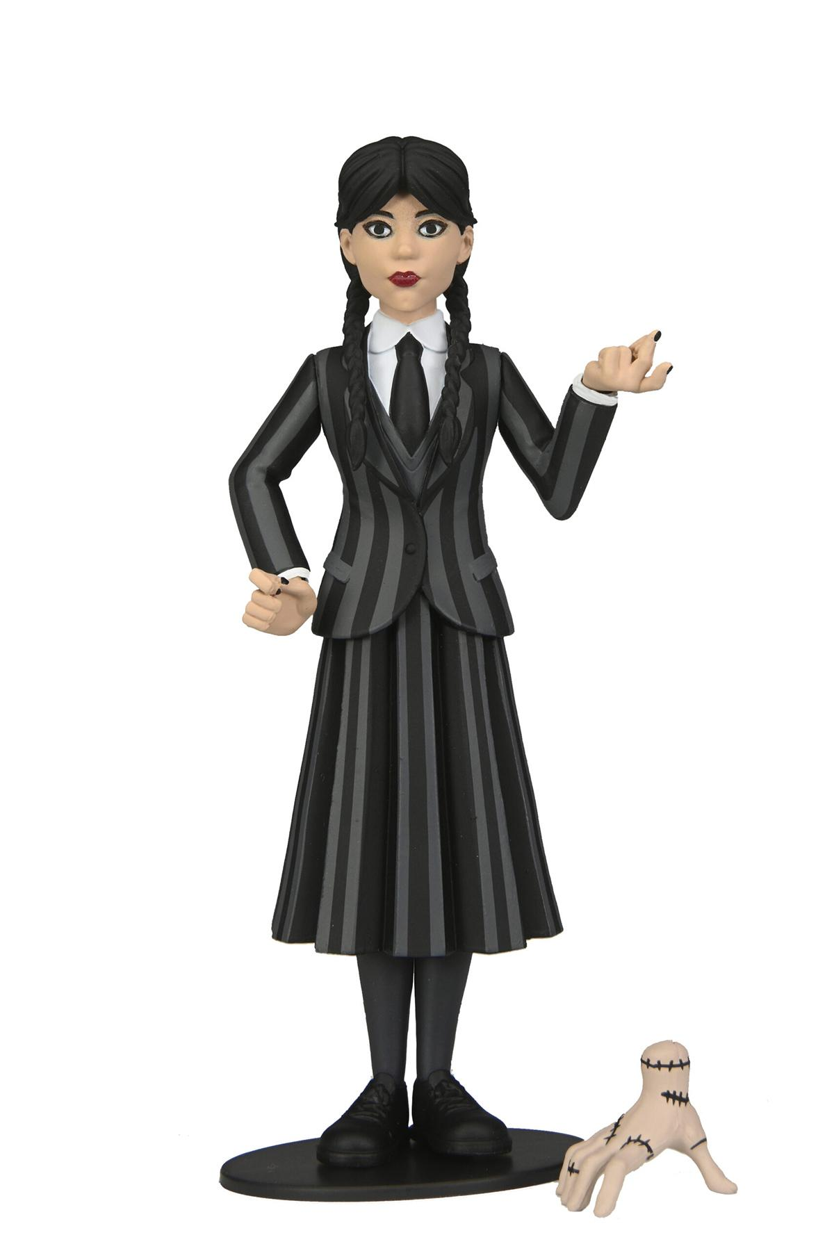 Wednesday Addams Figur in Schuluniform, mit Things abgetrennter Hand.