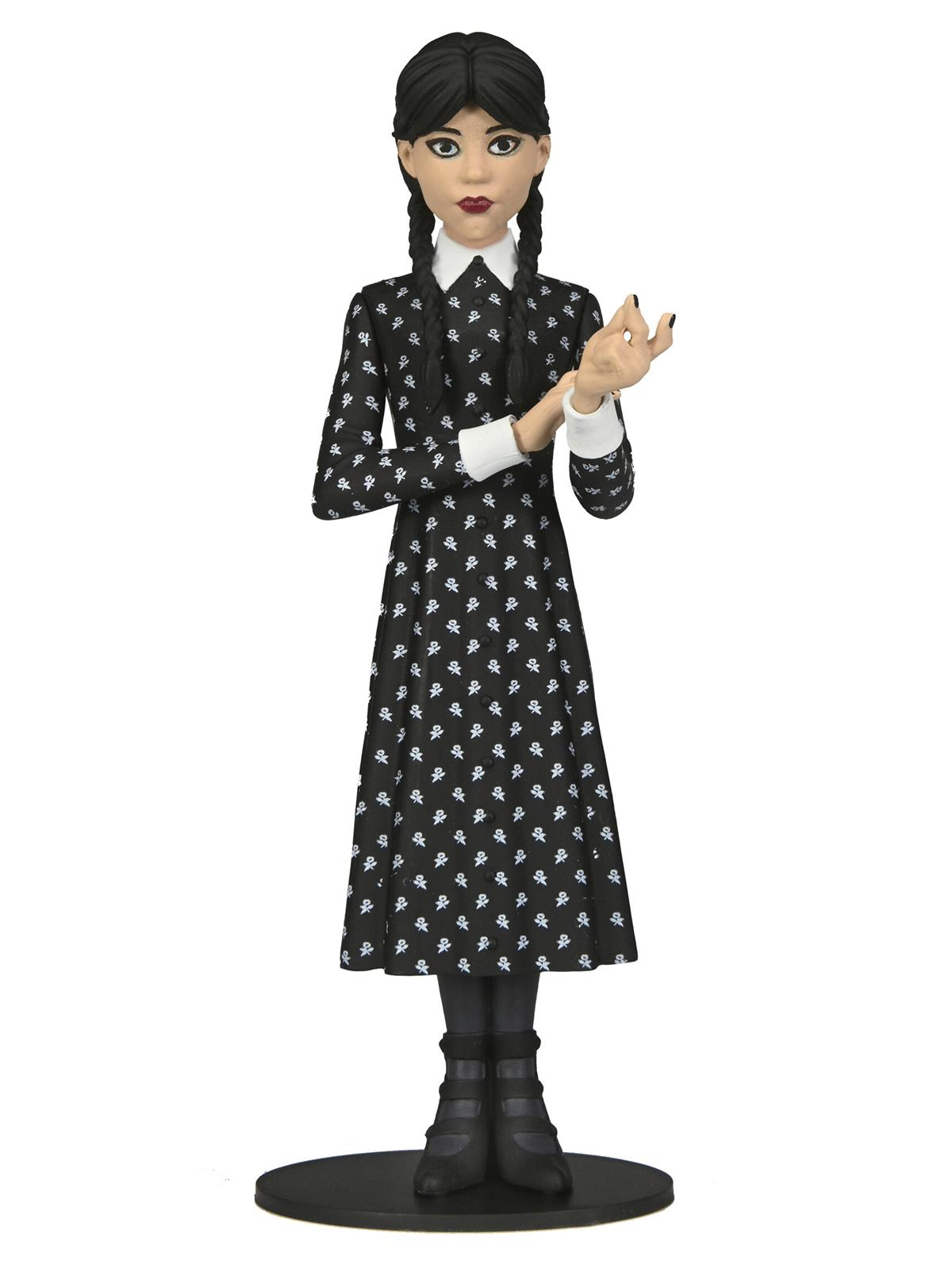 Eine Figur von Wednesday Addams in einem schwarzen Kleid mit weißem Kragen und Zöpfen.