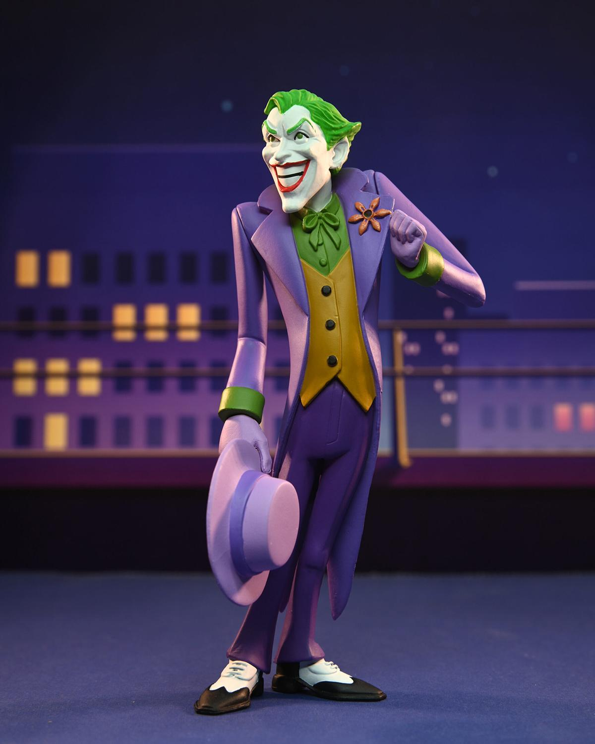Joker-Figur, lila Anzug, grünes Haar, Hut haltend, Hintergrund Stadt bei Nacht.