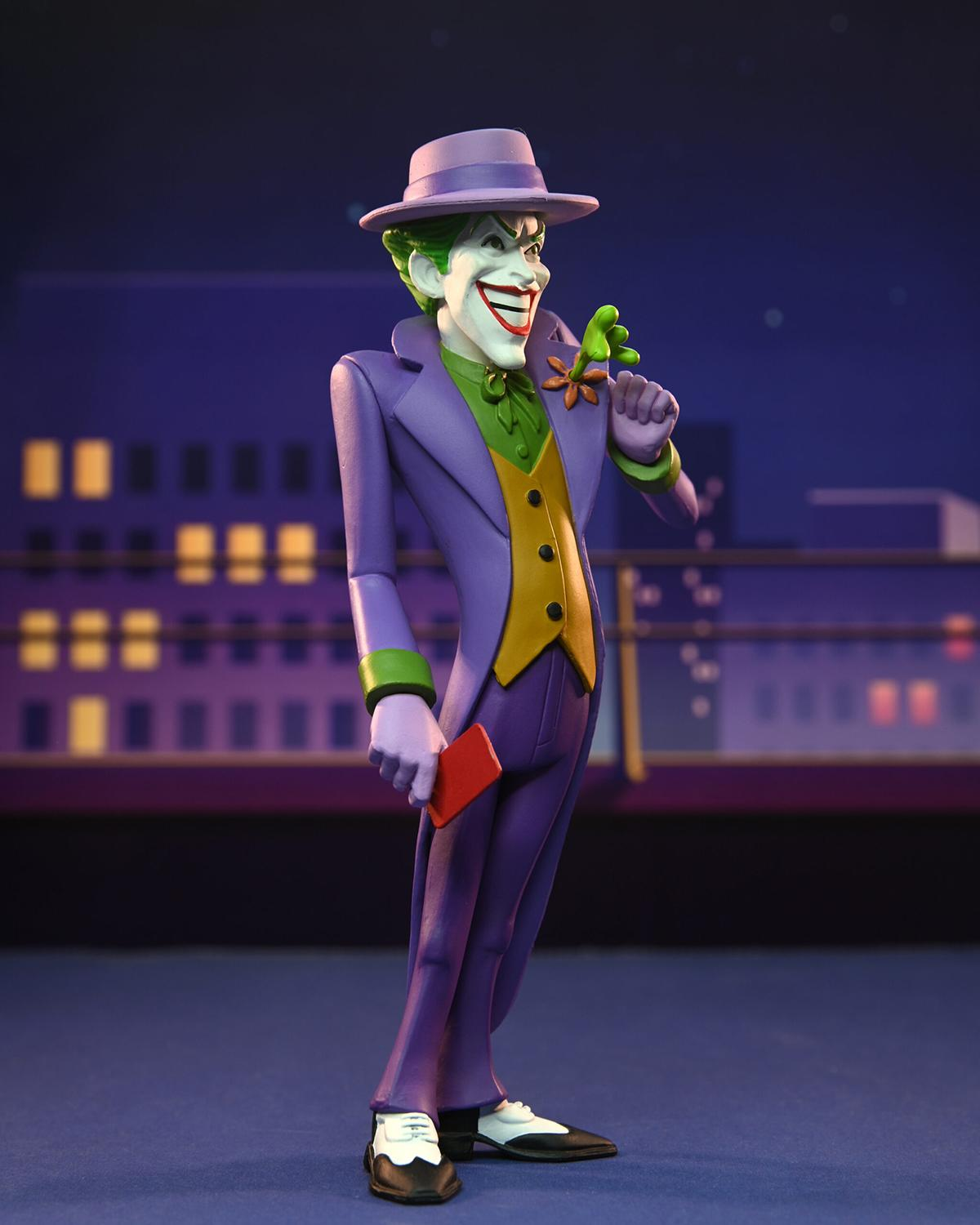 Joker Figur in lila Anzug, grünes Haar, hält eine Karte. Hintergrund ist eine Skyline.