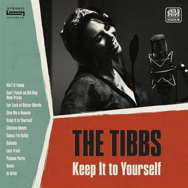 Eine Frau singt in ein Mikrofon, Album-Cover mit Songliste.