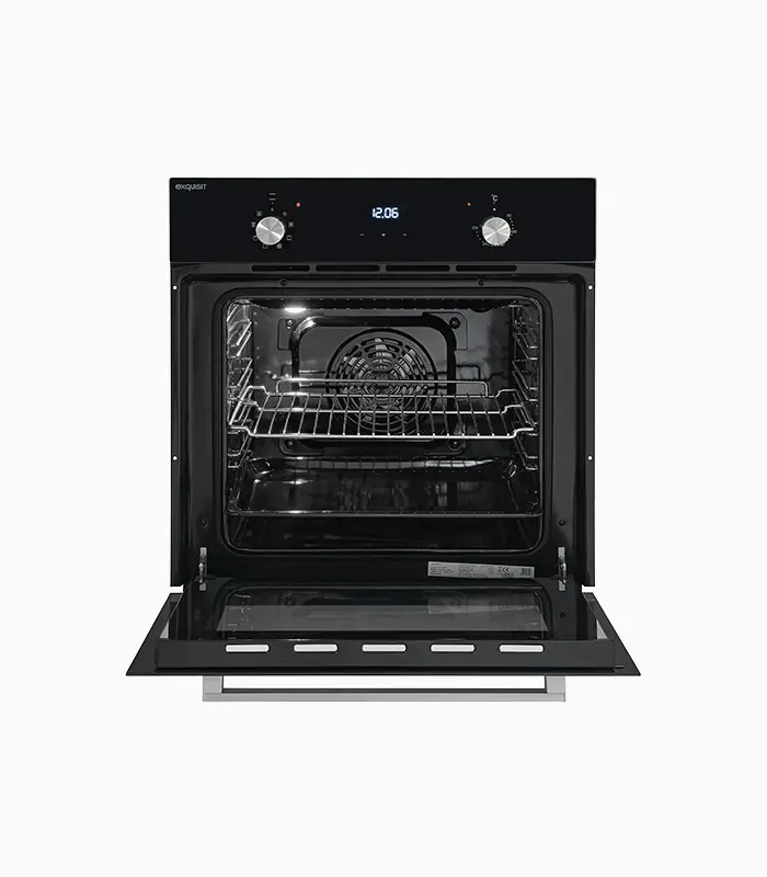 Schwarzer Einbau-Backofen mit offener Tür. Innenraum mit Rosten und einem Ventilator. Auf weißem Hintergrund.