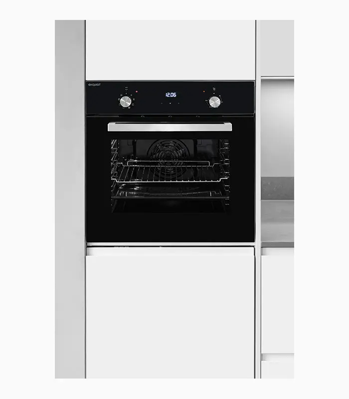 Einbau-Backofen in weißem Küchenschrank. Schwarze Backofentür mit Display und zwei Knöpfen.