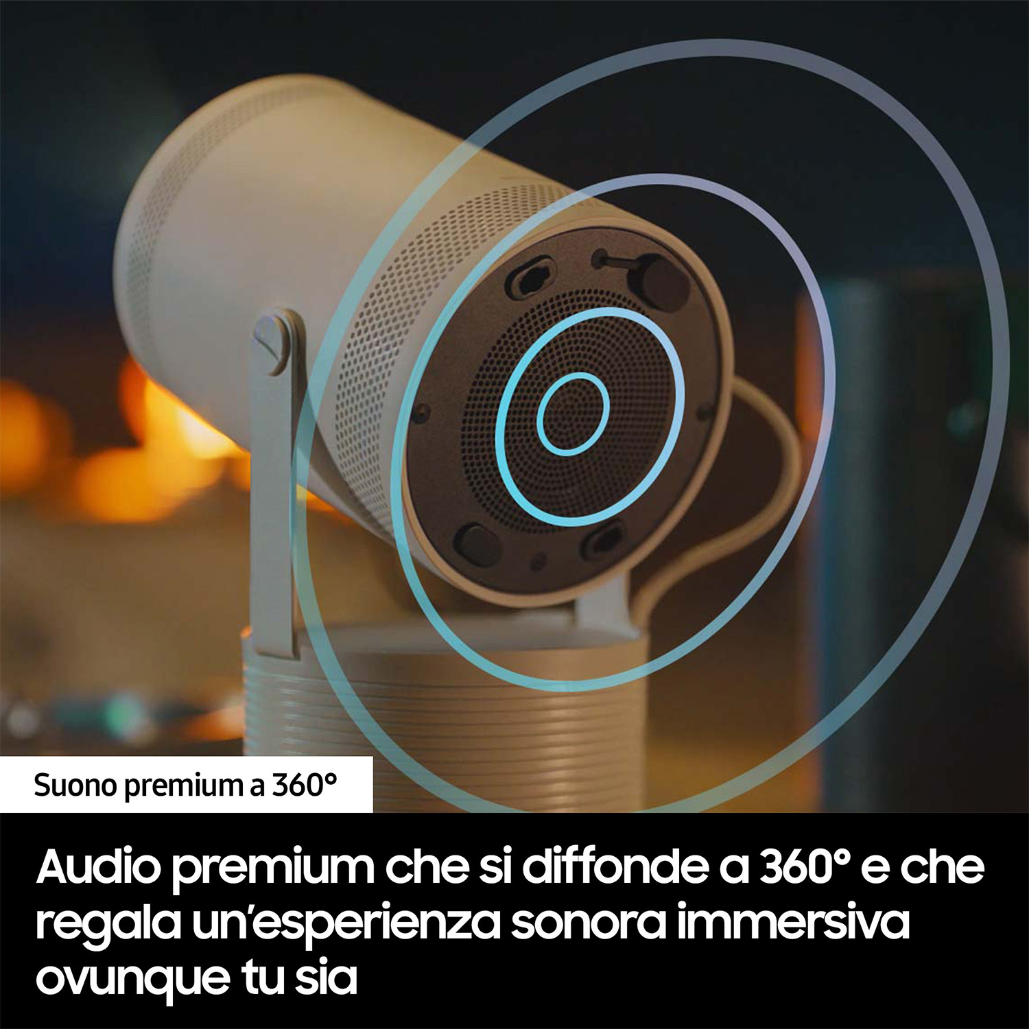 Un proiettore cilindrico bianco con anelli blu che proiettano onde sonore su uno sfondo scuro.
