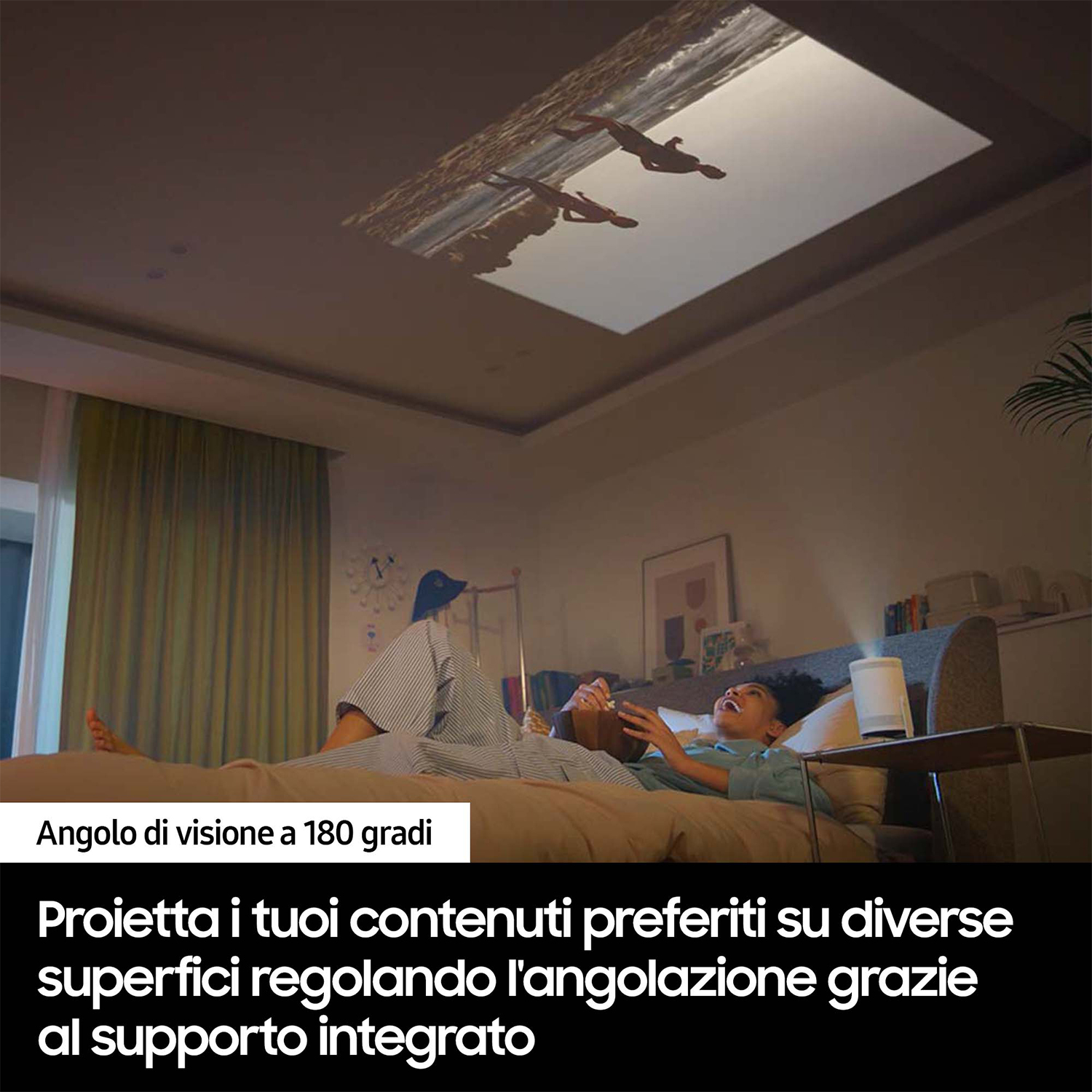 Persone che guardano un'immagine proiettata sul soffitto. Testo: 'Angolo di visione a 180 gradi'.
