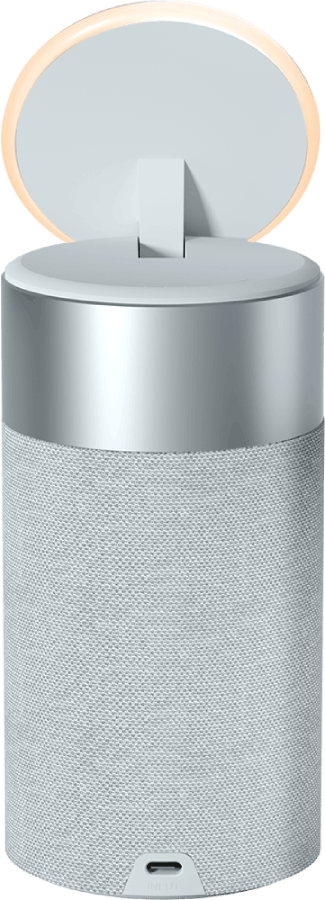 Un altavoz blanco moderno con cuerpo cubierto de tela y un anillo de luz en la parte superior.
