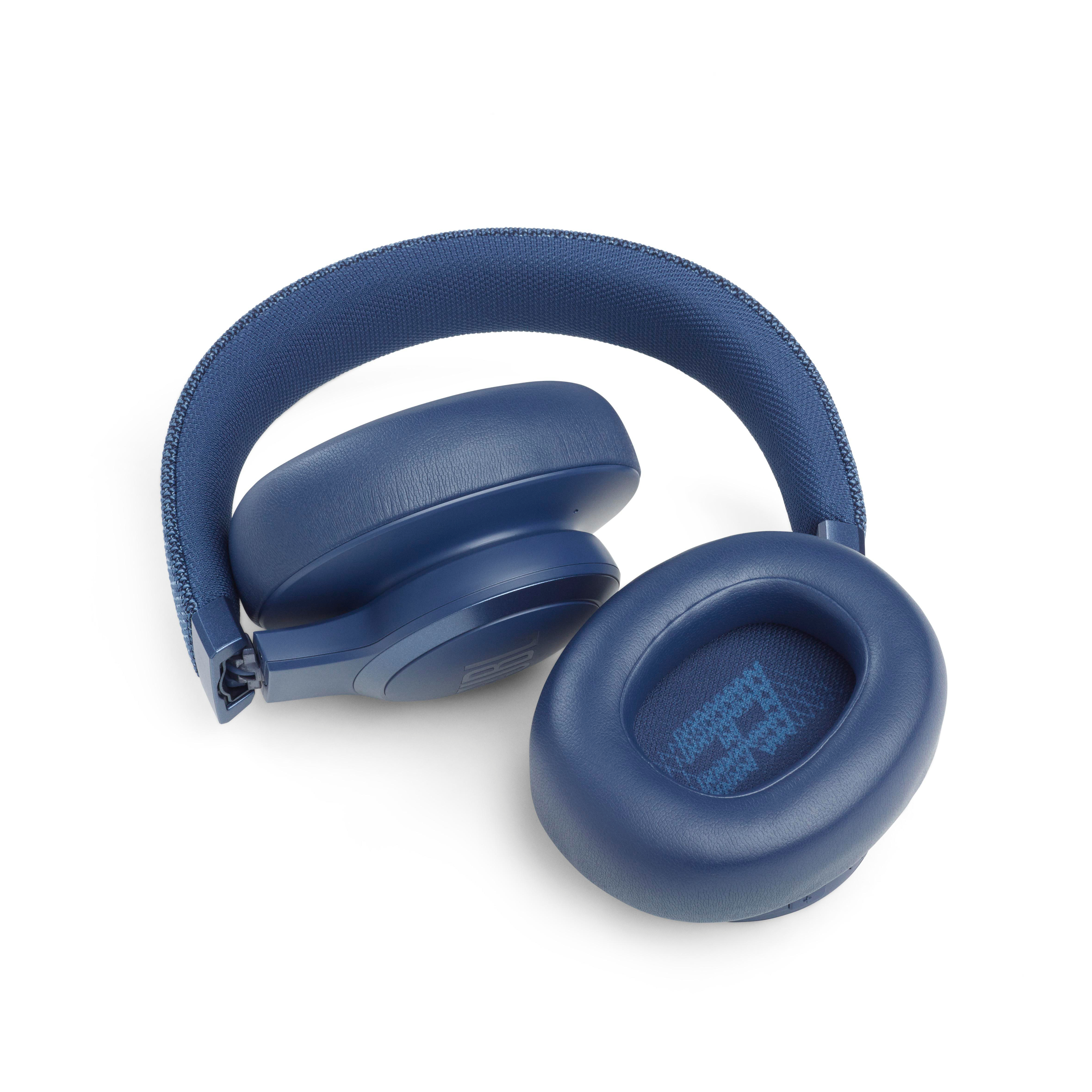 Blaue JBL-Kopfhörer, zusammengeklappt, mit nach oben zeigenden Ohrmuscheln auf weißem Hintergrund.
