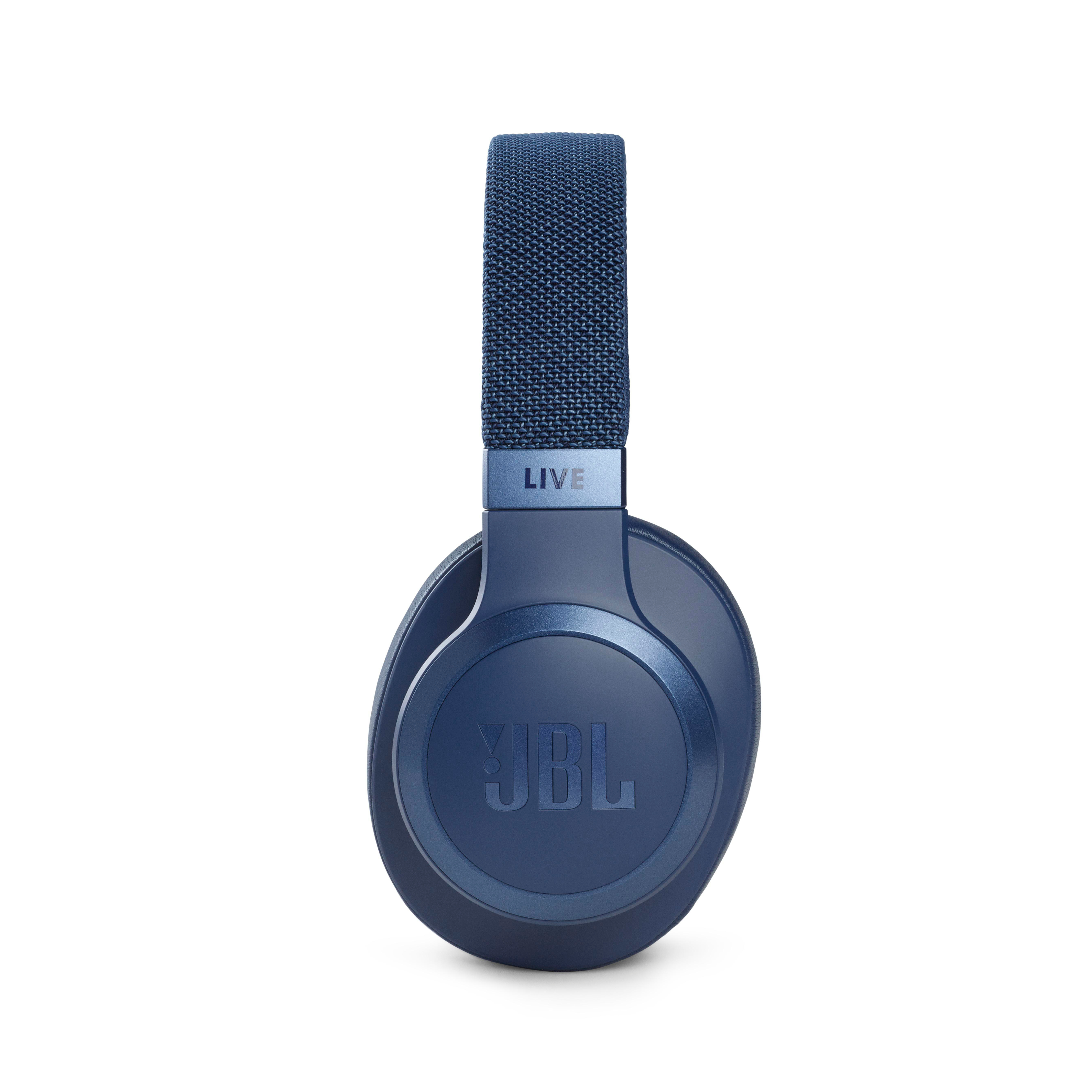 Blaue JBL-Kopfhörer, Studioaufnahme. Stirnband und Ohrmuscheln sind blau. JBL-Logo auf den Ohrmuscheln.