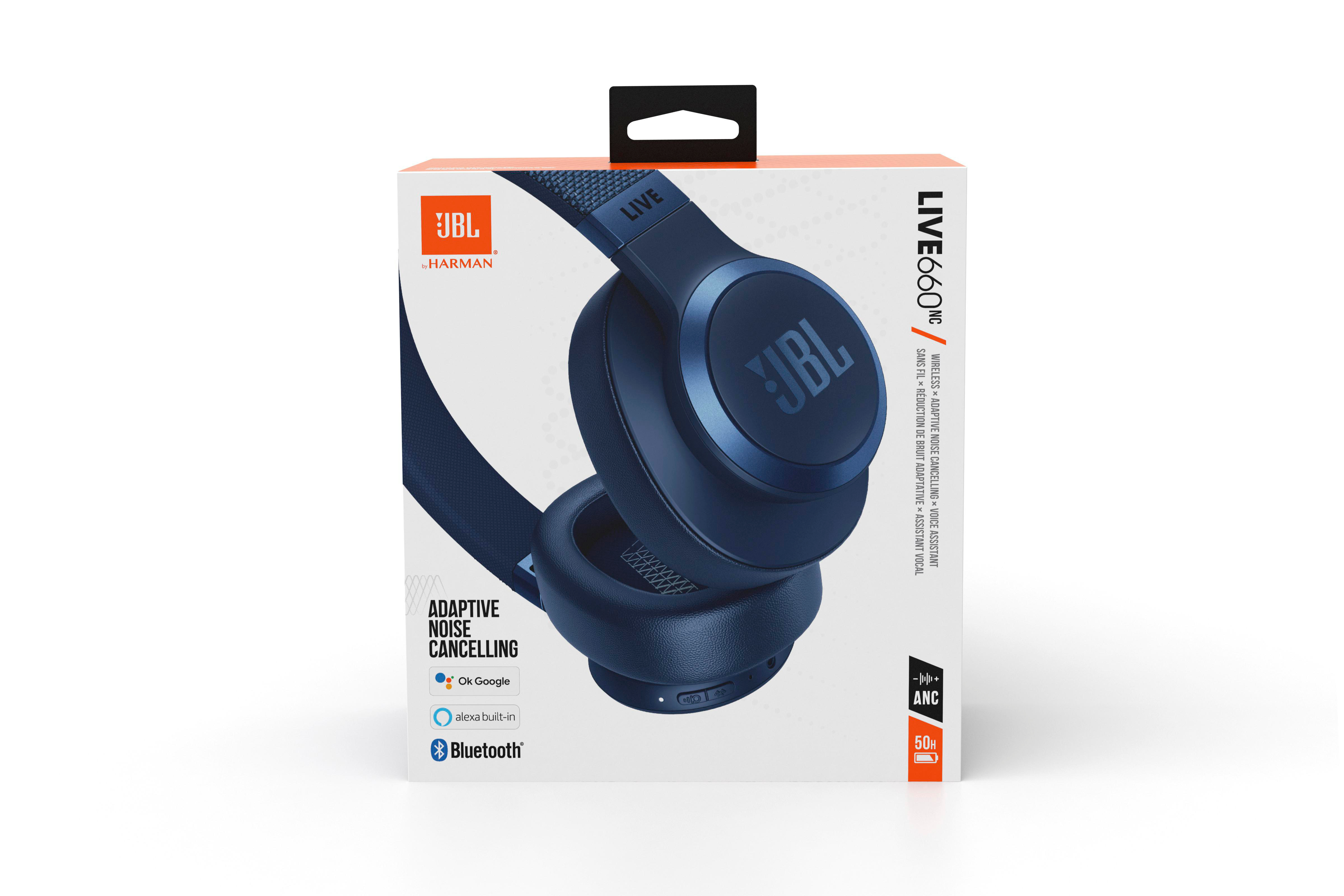 Eine blaue JBL-Kopfhörerbox mit den ausgestellten Kopfhörern. Die Box hat Text und einen Griff.