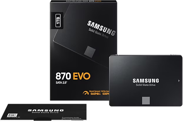 Egy fekete Samsung 870 EVO SSD csomagolással és telepítési útmutatóval. Fehér háttér.