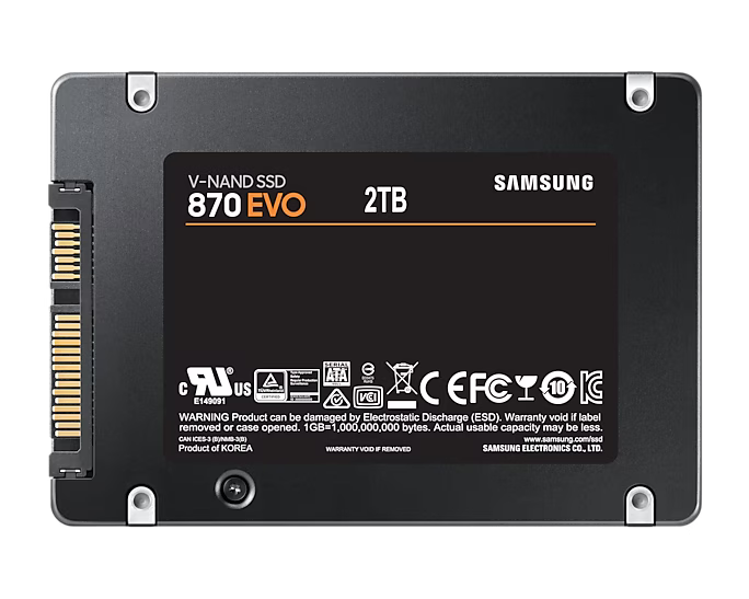 Egy fekete Samsung V-NAND SSD 870 EVO 2TB meghajtó, látható címkékkel és csatlakozókkal.