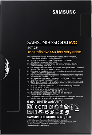 Egy fekete SSD doboz. A dobozon szöveg és márka információk találhatók. Fehér háttér előtt van.