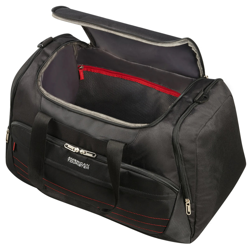 Fekete American Tourister sporttáska, nyitva, piros cipzáros zsebbel és szürke belsővel.