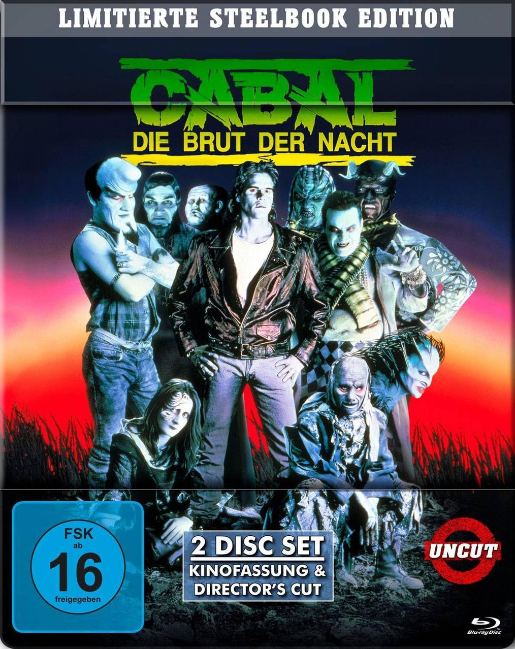 Filmcover mit verkleideten Personen. Text auf Deutsch. Blaue Disc-Hülle mit Bewertungssymbolen.