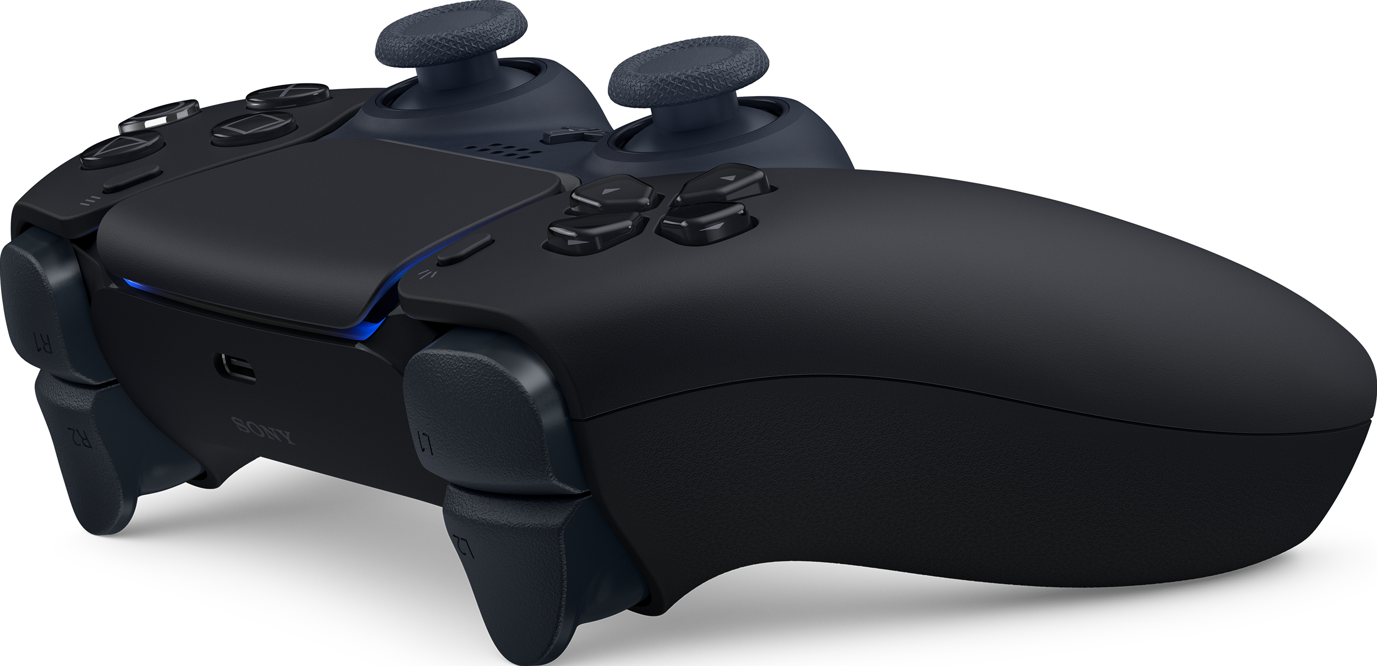 Controller di gioco nero. Logo Sony in basso e luce blu. Diversi pulsanti.