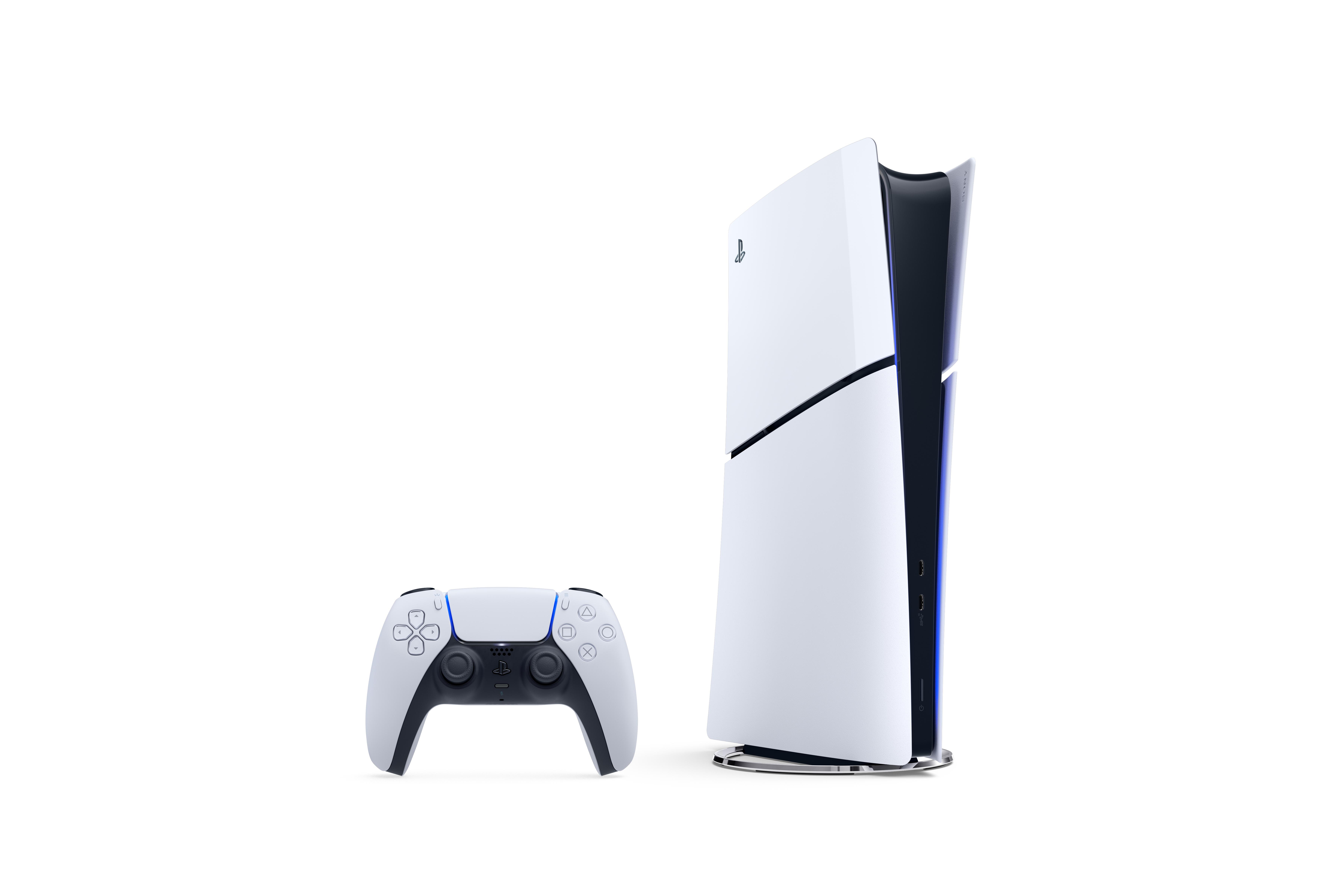 Weiße PlayStation 5 Konsole und Controller auf weißem Hintergrund.