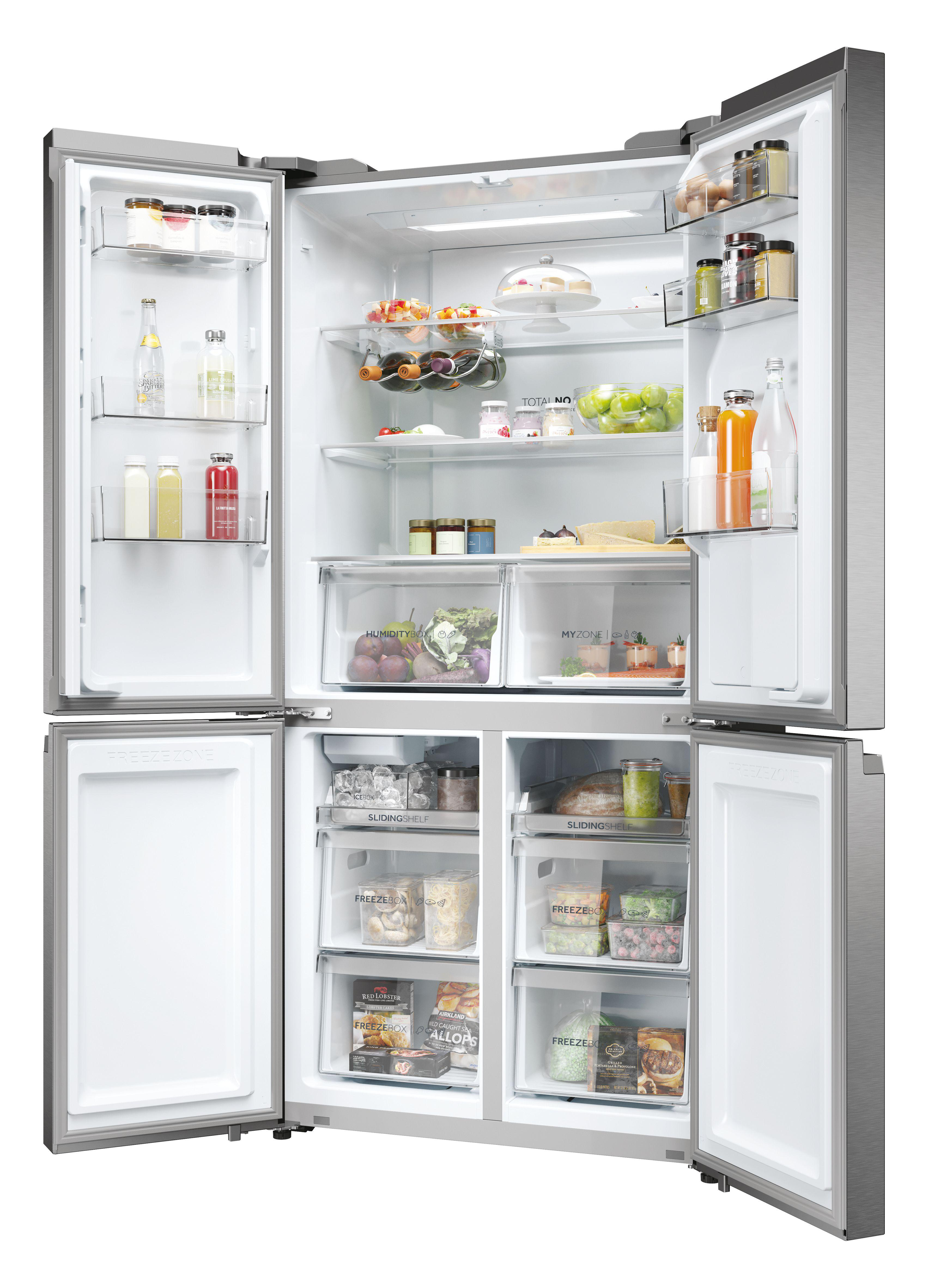 Kühlschrank mit geöffneten Türen, zeigt Regale mit Lebensmitteln und Schubladen mit Produkten.
