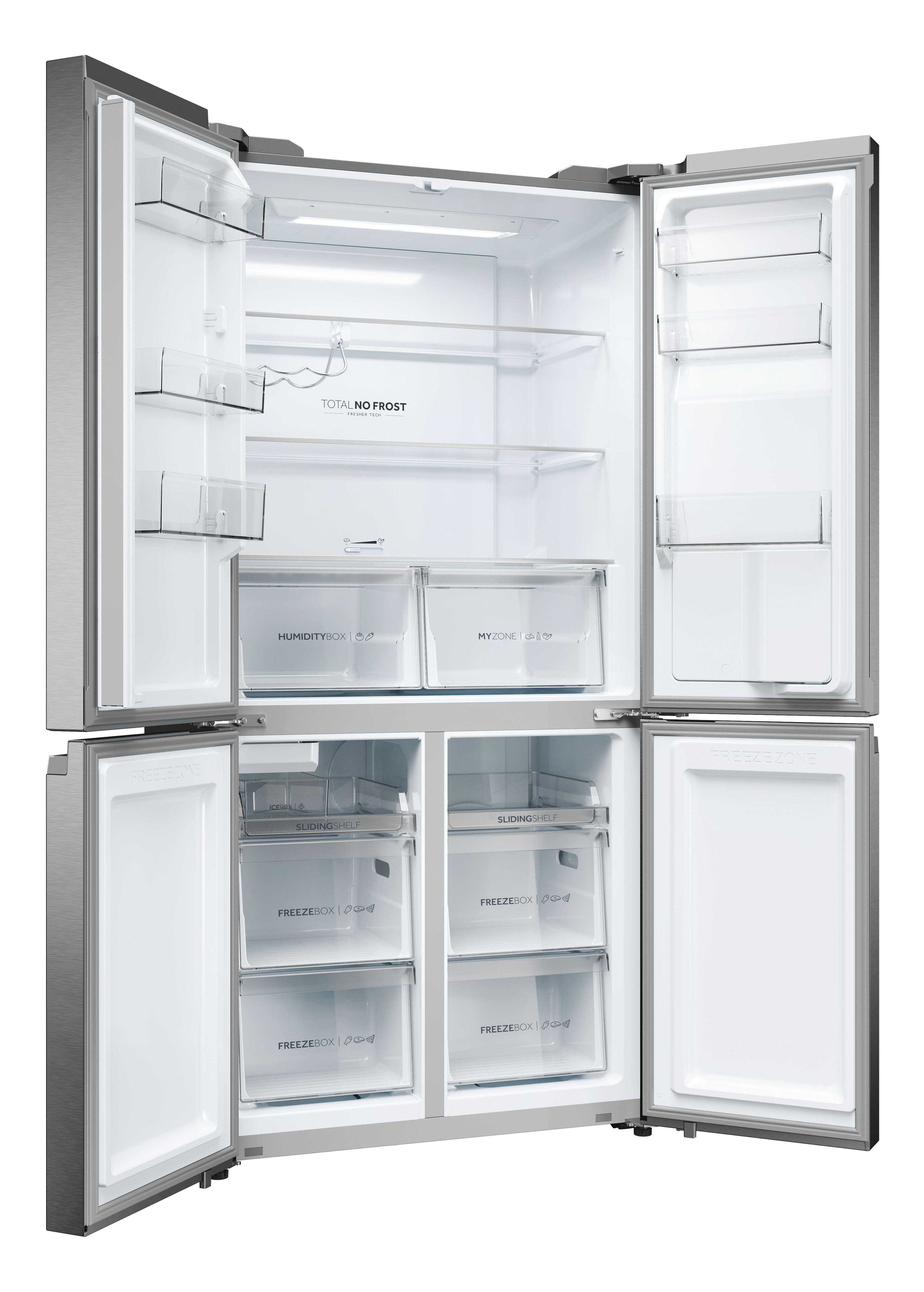 Geöffneter Kühlschrank aus Edelstahl. Es hat mehrere Regale, Schubladen und eine Total-No-Frost-Funktion.