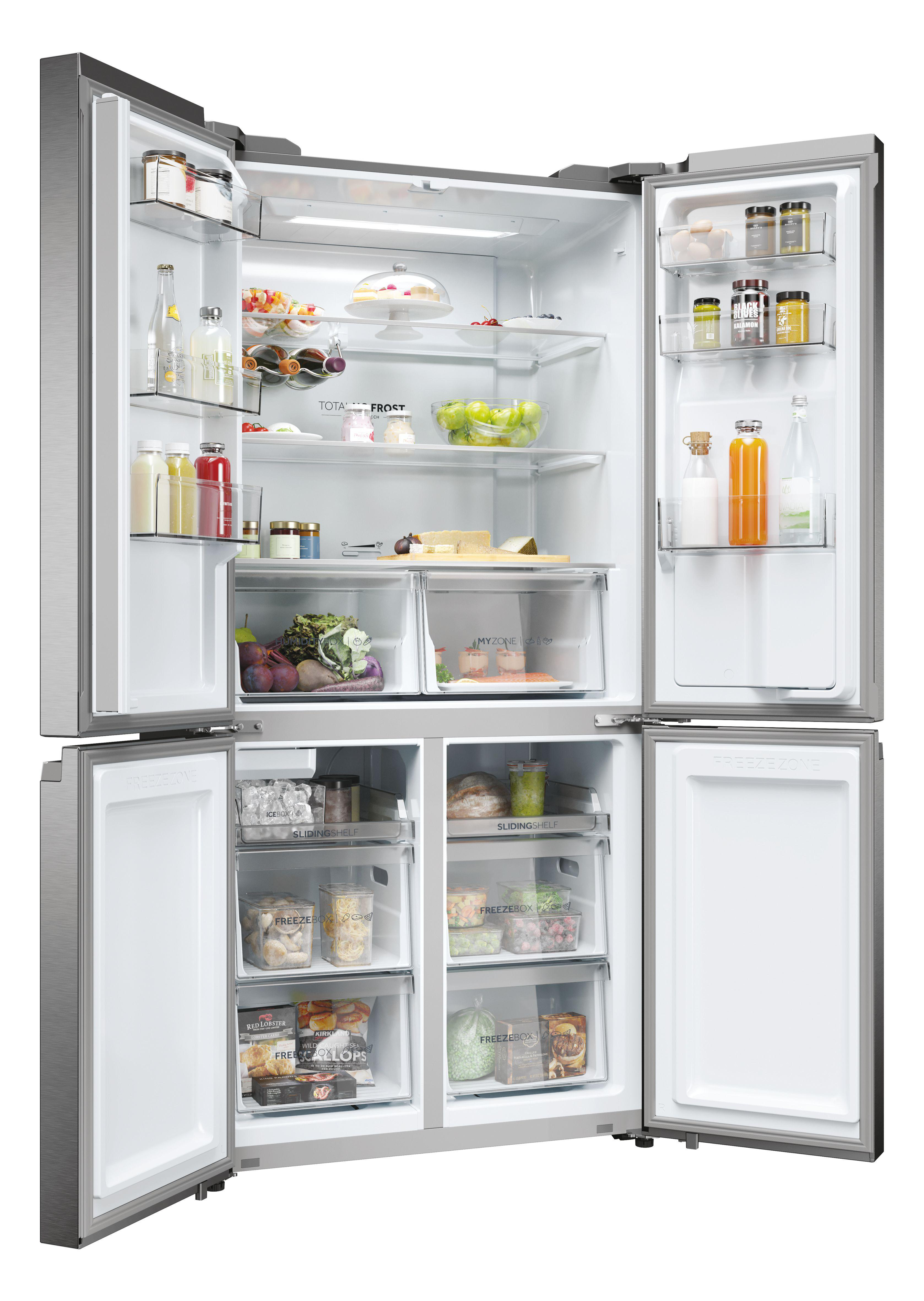 Ein Kühlschrank aus Edelstahl mit geöffneten Türen, der Regale mit Lebensmitteln und den Innenraum zeigt.