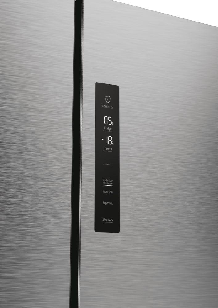 Edelstahlkühlschrank mit schwarzem Bedienfeld.