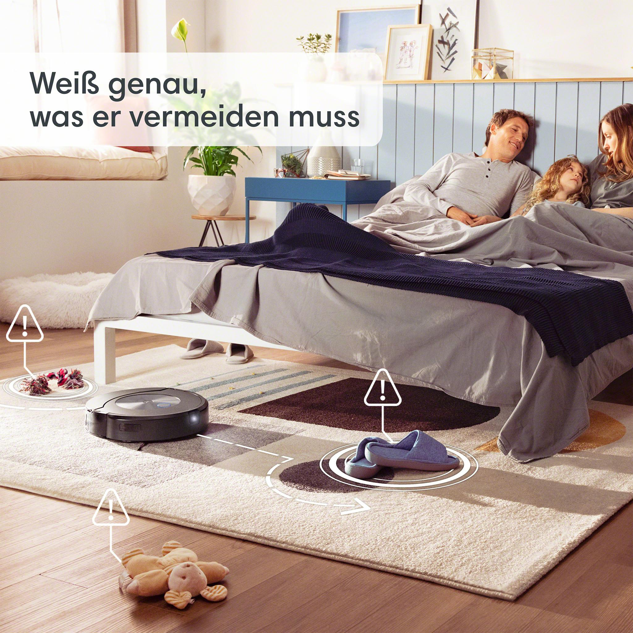 Eine Familie liegt im Bett, während ein Roboterstaubsauger den Boden reinigt. Warnsymbole werden angezeigt.
