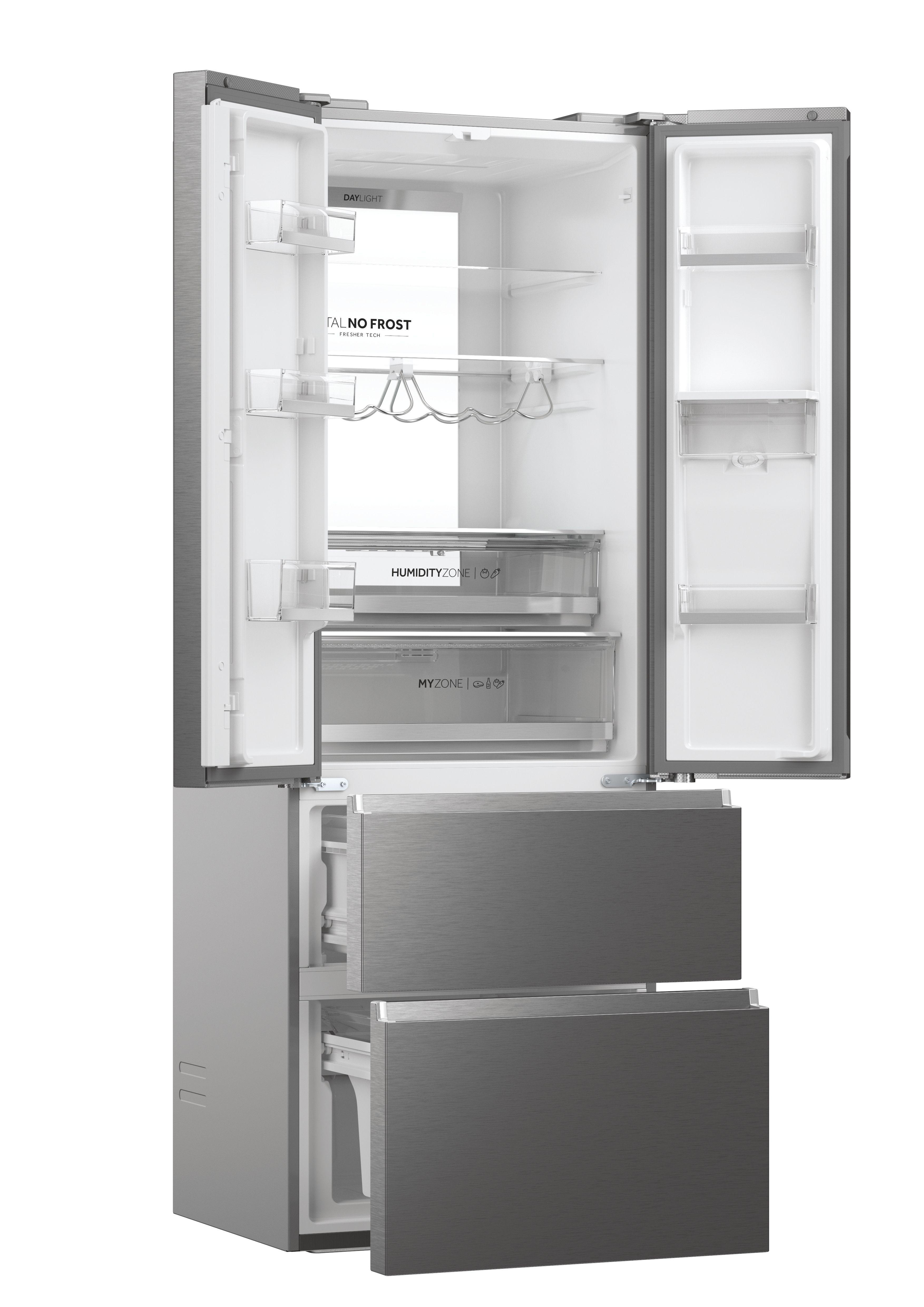 Ein moderner Kühlschrank mit geöffneten Türen. Er hat mehrere Fächer mit Regalen und Schubladen.