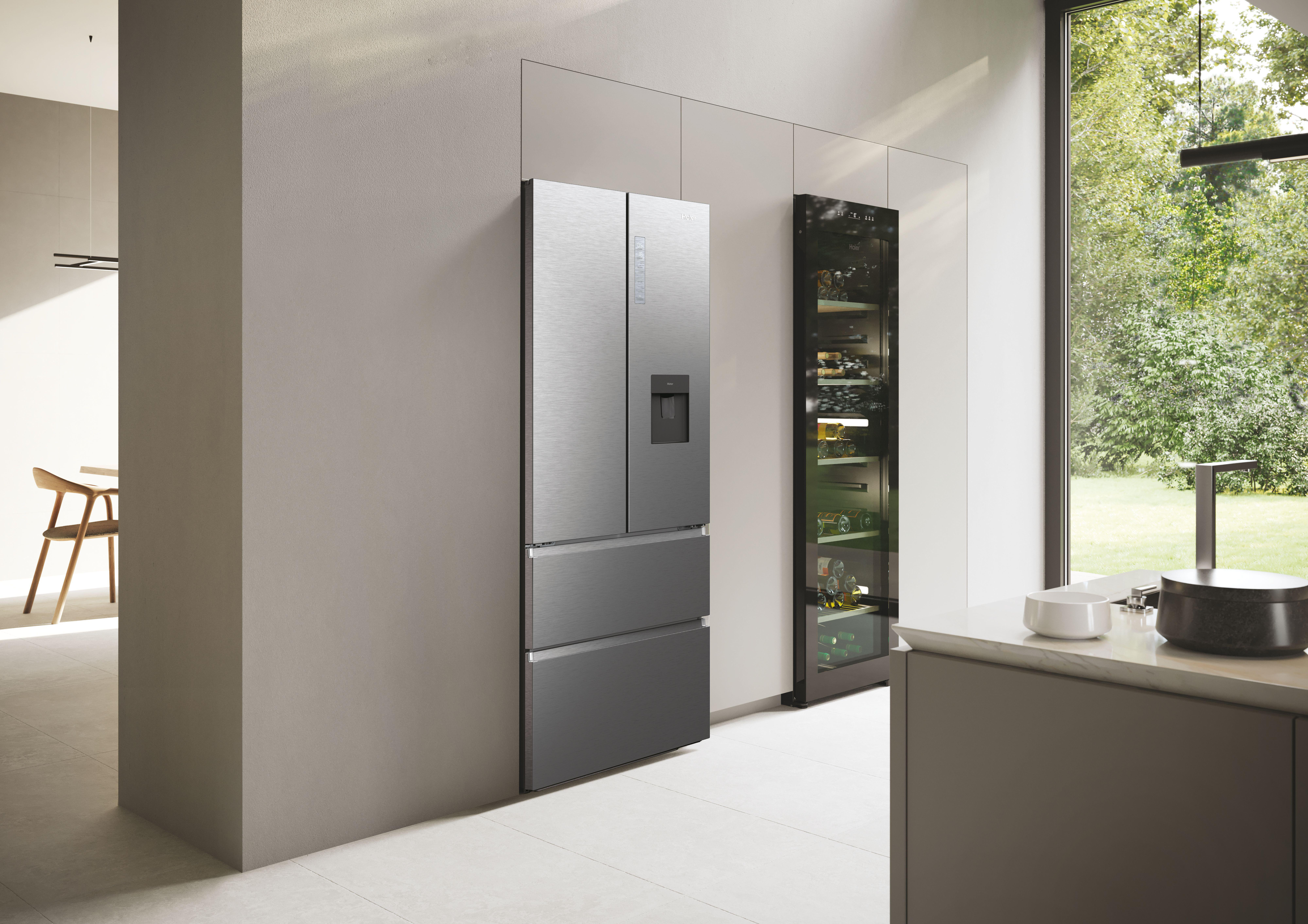 Ein Kühlschrank aus Edelstahl und ein Weinkühler befinden sich in einer modernen Küche mit Aussicht.