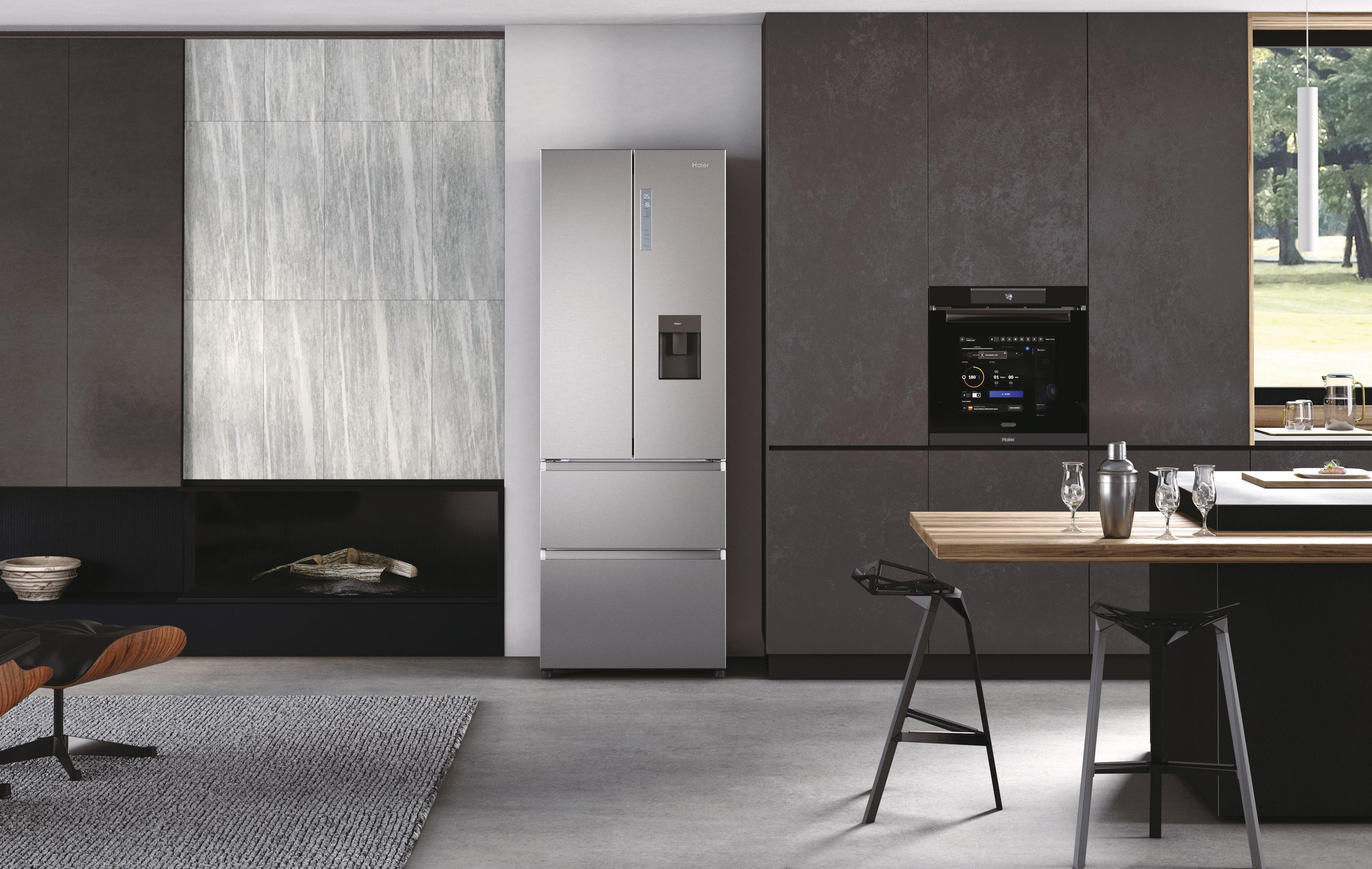 Eine moderne Küche mit Kühlschrank, dunklen Schränken und einem gemütlichen Wohnbereich mit Teppich.