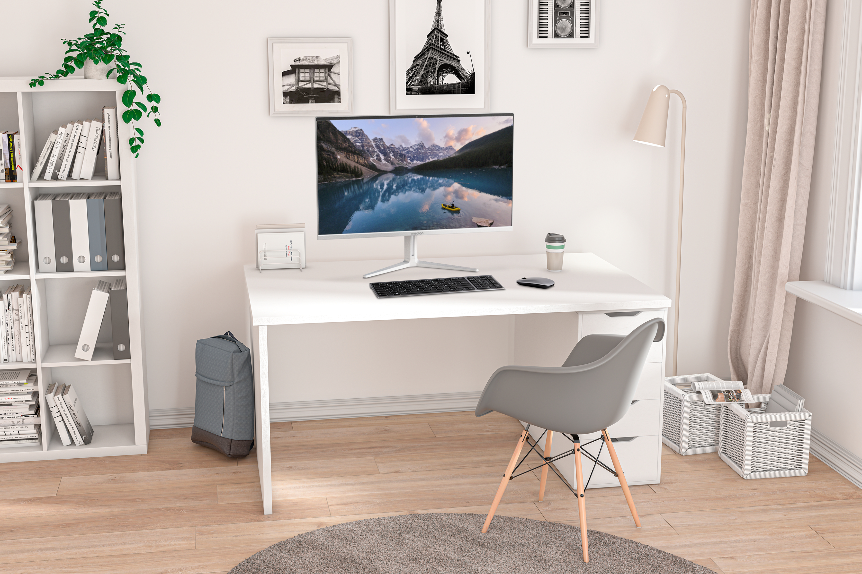 Moderner Bürotisch mit Computer, Monitor und Zubehör. Hell und sauber.