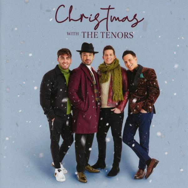 Négy férfi ünnepi ruhában áll kék, havas háttér előtt. Felirat: „Christmas with The Tenors.“