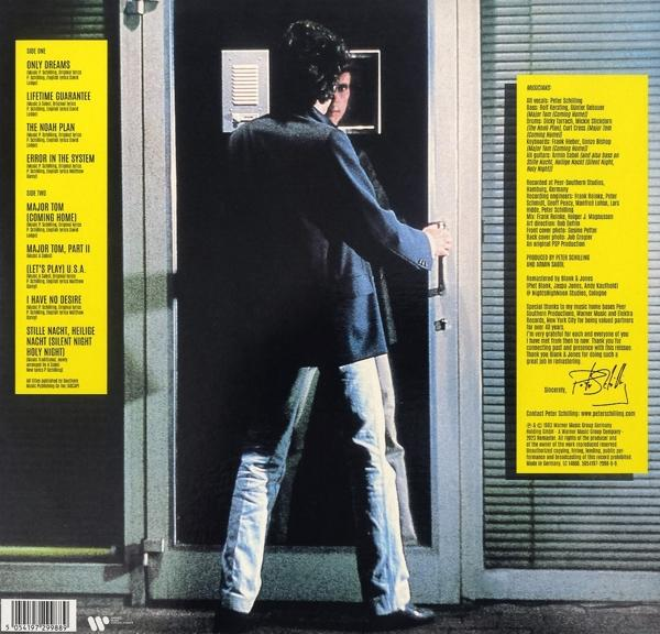 Albumcover mit einem Mann im Türrahmen, gelbe Infotafeln an den Seiten.