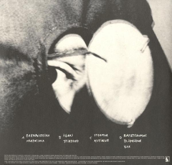 Schwarz-Weiß-Albumcover, das das Ohr einer Person und ein weißes Objekt zeigt.